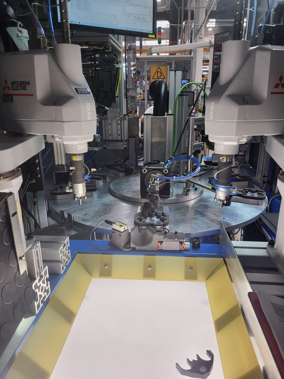 Dual-robot automated assembly cell with rotary indexing system