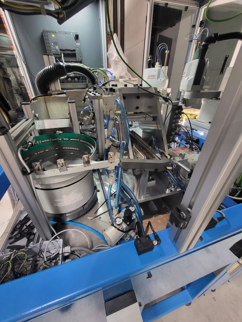 Automated assembly cell during machine integration