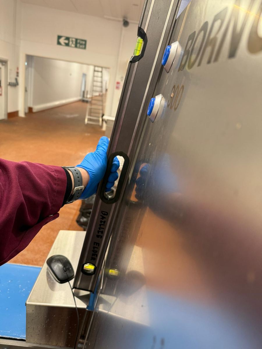 Vertical flatness check of industrial HMI panel