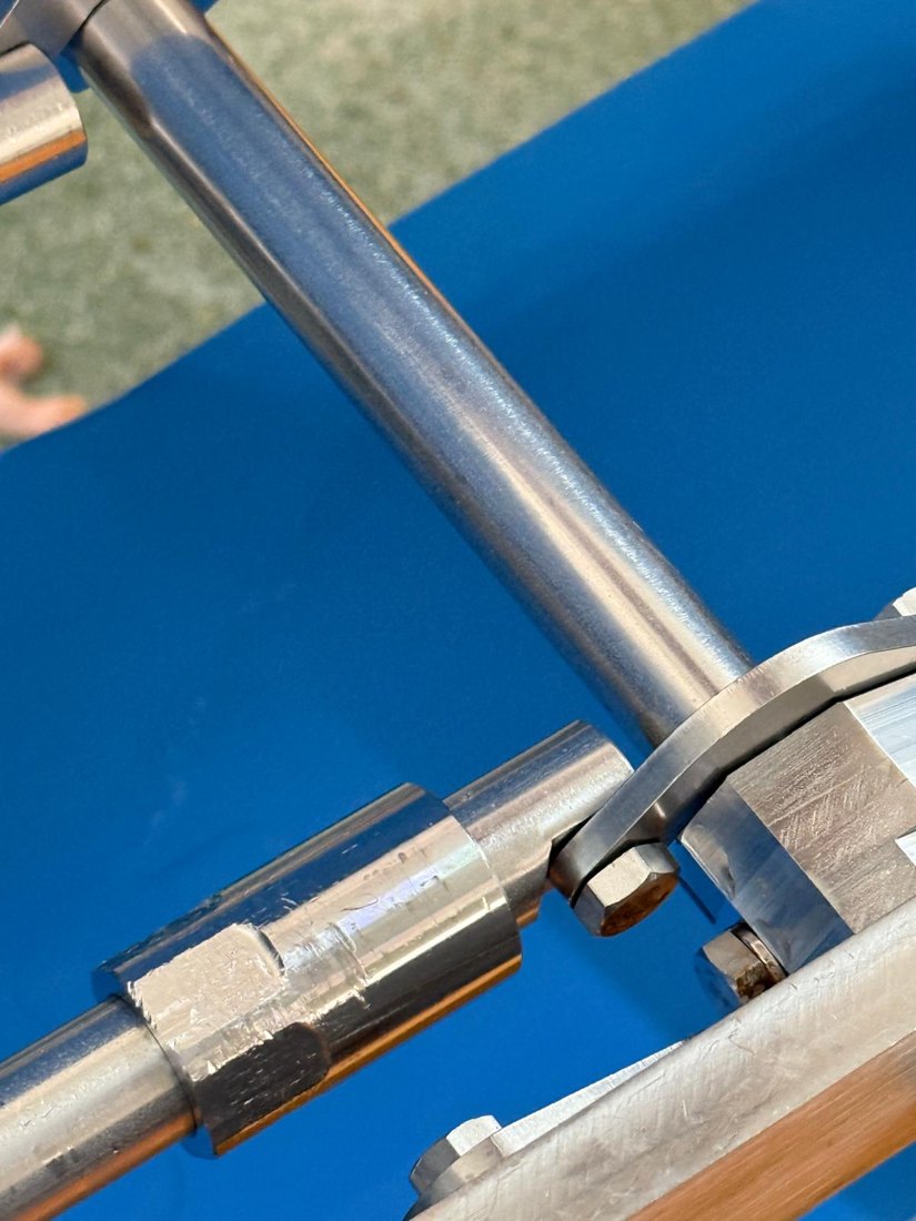 Conveyor belt adjustment mechanism