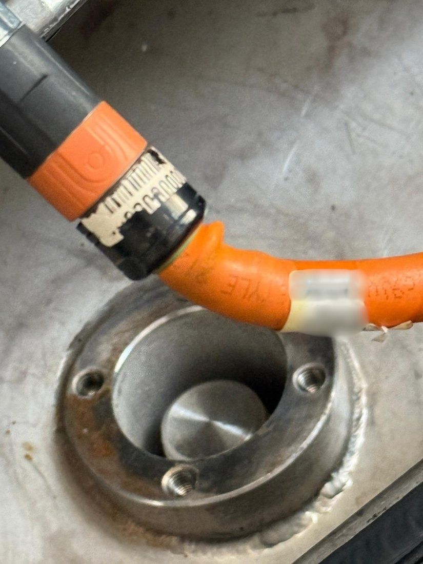 Electrical cable connection exposed to moisture