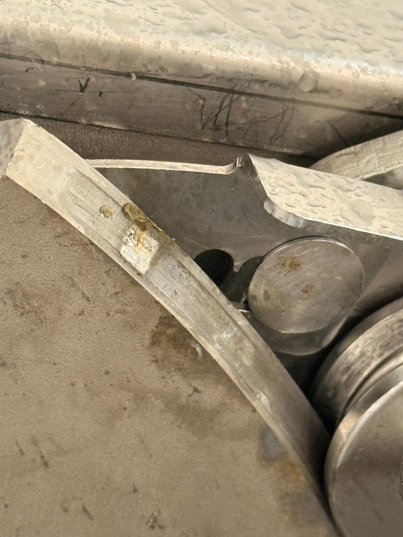 Knife tilting mechanism wear