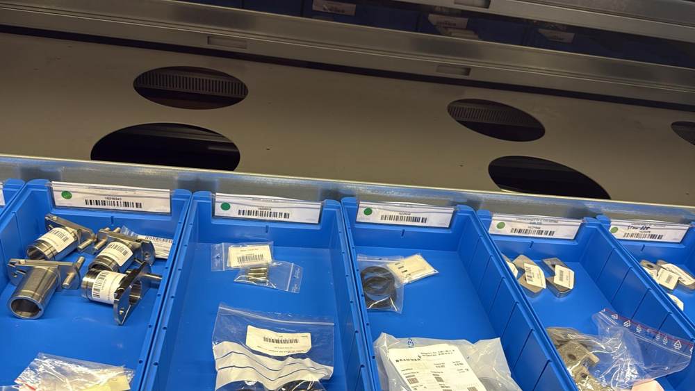 Single-color parts identification labels in warehouse bins